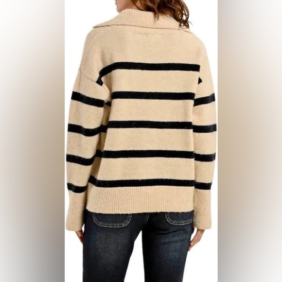 Cropped Navy and White V-Neck Sweater - Picture 4 of 4